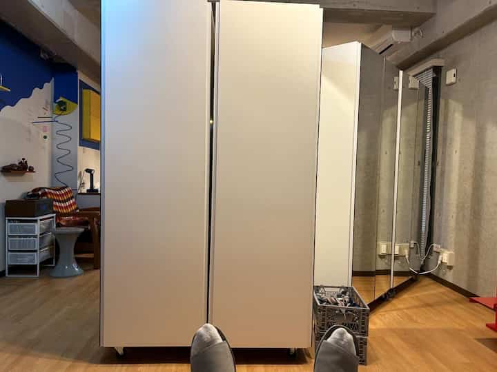 2024.2.17

可動式のクローゼットの中身

とにかく物が多いので服の収納でパンパンです😂
我が家は1人暮らしなのにスニーカー160前後、服600くらい？ を所持してるのでこれらがなければどんだけ余裕もった収納ができているか...笑

さらに夏物は倉庫に預けてるので🤦🏻‍♂️

#クローゼット #クローゼット収納  #スニーカー