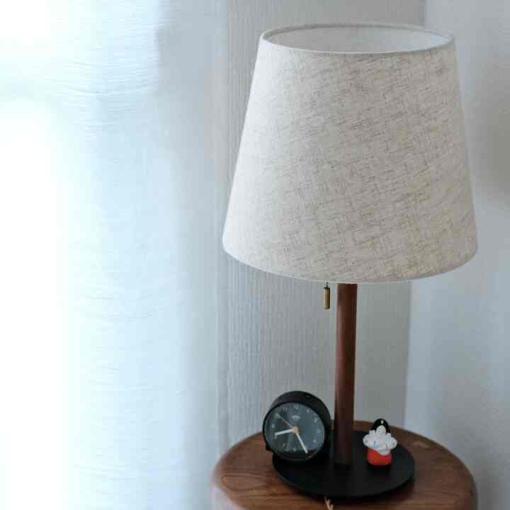 〜お気に入りの寝室〜
ベッド脇には支柱が木とメタルでできた照明を置いています
シェードの素材の雰囲気が良くて気に入っています

#aproz
#照明
#braun
#vintage
#北欧インテリア
#民藝
#midcenturymodern