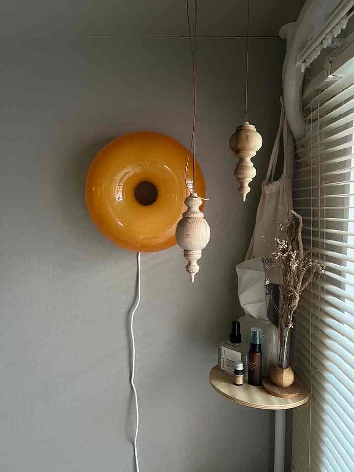 🍩🧡☀️

I finally installed IKEA indirect lighting on the wall 🙌
Since it is made of glass and is heavy, it uses a multi-needle hook that does not leave noticeable holes in the wall✍️

It's cute as it is during the day, but it also creates a nice atmosphere when it's lit ✨

#IKEA
#IKEA lighting
#indirect lighting 
#Indirect lighting interior
#diffuser
#Woodworking
#Speaker
#Bluetooth speaker
#BLIND 
#accent cross
#Dried flower 
