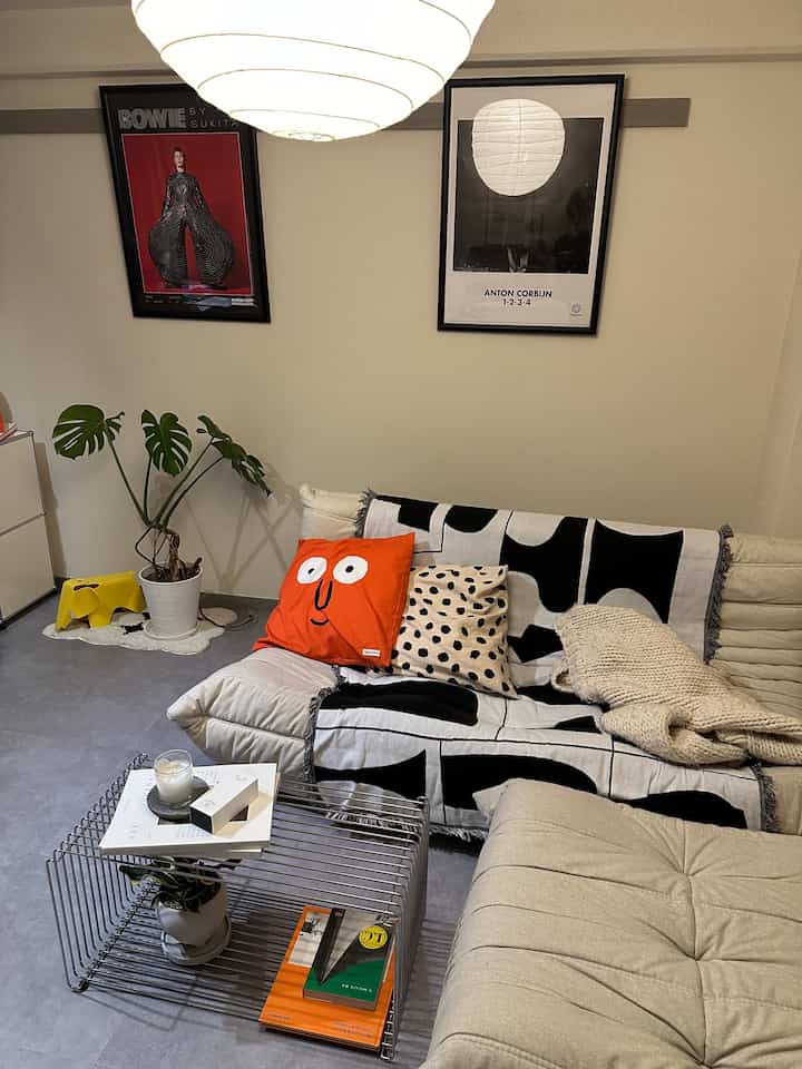 Di rumahku, aku tidak suka terlalu terang, jadi aku tidak menyalakan lampu di siang hari dan menghabiskan malam dengan cahaya redup ☺️

#interior #livinginterior #ligneroset #montana #vitra #ikea #homeinspo #homedecor