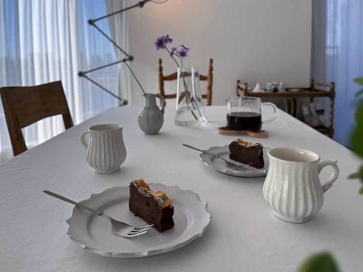 バレンタインの時に作ったブラウニーがなかなか減らない。
まだ冷蔵庫の中に眠ってる。

#3COINS #IKEA #ikea購入品 #フラワーベース #花のある暮らし #おうちカフェ #お家カフェ #おやつ #コーヒーのある暮らし #器 #作家もの #作家ものの器 #器のある暮らし #アンティーク #アンティーク家具 #アンティークインテリア #台所 #キッチンインテリア #キッチン用品 #台所用品 #カトラリー 