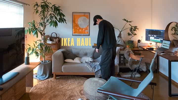 ベージュと木目調の調和が取れた一人暮らしのリビング、ソファとペットのウサギがいる自然なインテリア