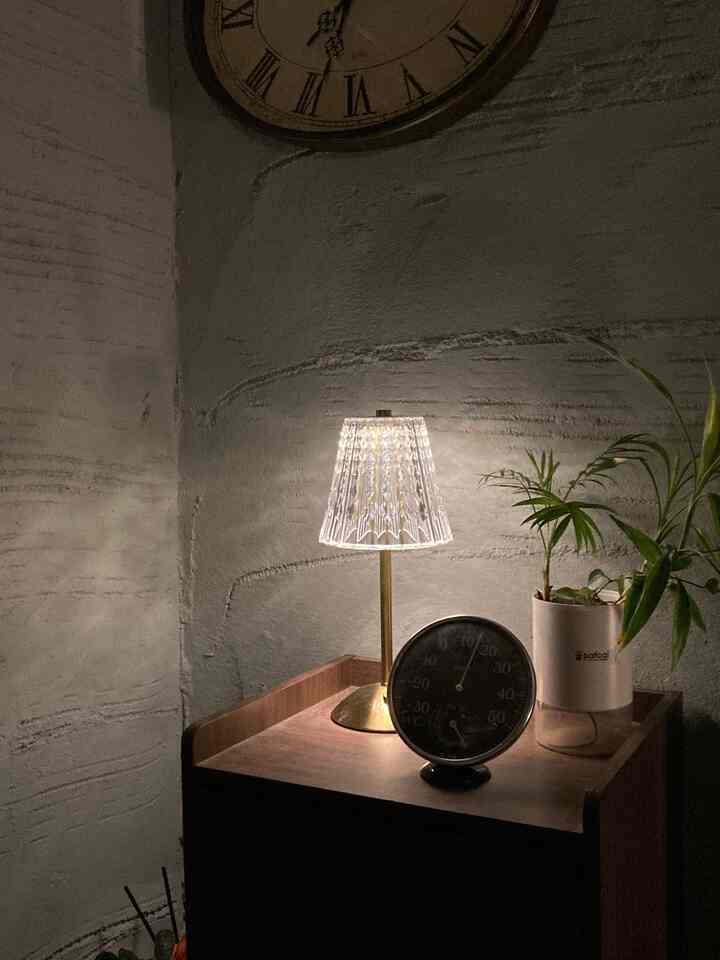 乾燥した部屋で寝たくないので、湿度計で管理。
乾燥した部屋で寝ると老けます。
#間接照明 #キャビネット #観葉植物 #温度計