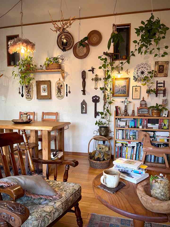 ナチュラルな色合いのダイニングルーム、木製家具と植物が調和した居心地の良い読書とおうちカフェの空間