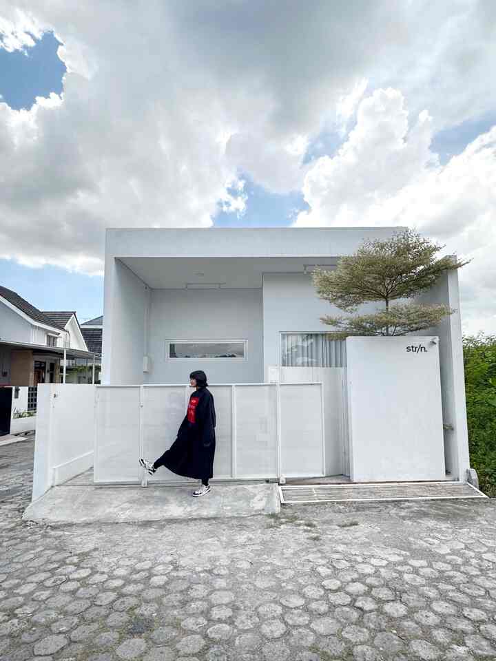 Identitas Rumah 
-
Fasad AK House memiliki bentuk kubus / kotak yang khas simple minimalistnya, dengan cat warna putih full dari depan sampai belakang rumah
-
Living Room adalah ruangan favorit kita untuk santai dengan dekorasi minimalist dan simple warnanya full putih lebih berkesan luas walaupun ukurannya tidak seluas itu
-
Sudut Pojok diisi dengan meja hiburan menggunakan desk setup vinyl player records dan beberapa koleksi lampu sebagai dekoraai dan penerangan

#MyHomeStory
#MyHomeJourney
#CeritaRumahku
#minimalist 
#white
#homedecor 
#angkahouse
