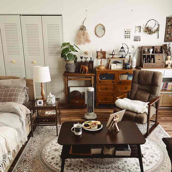Natural living room with brown wood tones and white walls, featuring retro furniture and a large rug for a cozy atmosphere