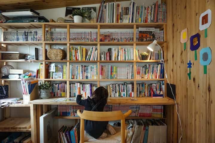 本棚で並んで
私は絵を描いたり
娘は動物の絵本を読んだり

#本棚　# 壁面本棚 #おうち図書館 #絵本棚