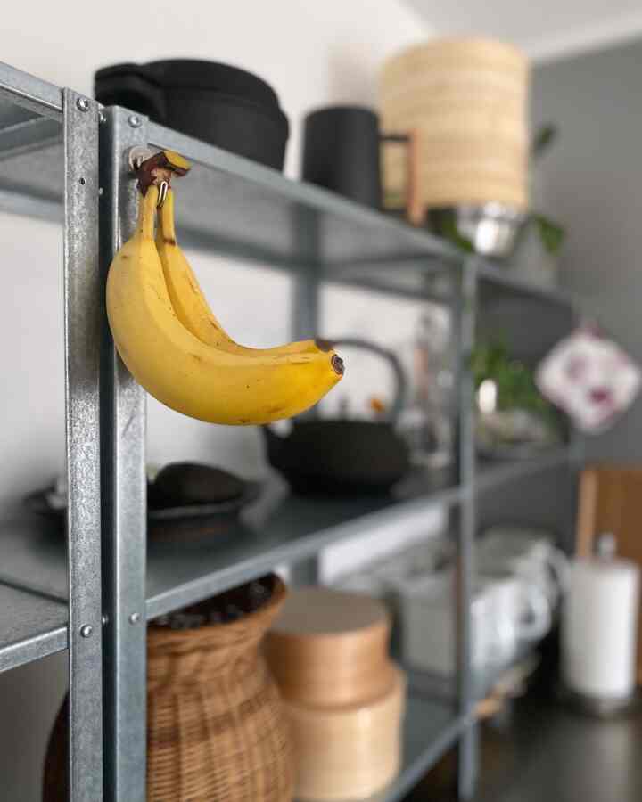 #キッチン背面

我が家のバナナ置き場はここ。

IKEAのヒュッリスが熱いままの南部鉄器も置けるしマグネットもくっつくし、これはコスパおばけ。