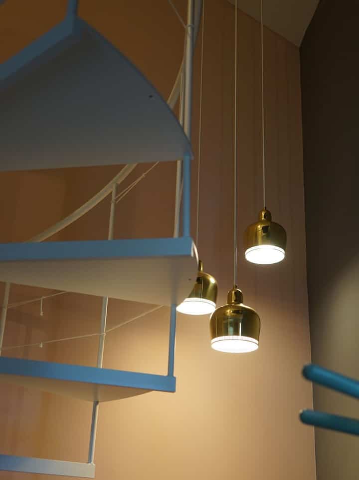 3連のゴールデンベル。
ふわっとした灯りの下に
お気に入りのスツールをおいてます^ ^

#Artek 
#goldenbell 
#stool60 
#alvaraalto 
#vintage 
#finnishdesign 
#北欧 
#北欧インテリア 
#北欧スタイル 
#カラフル 
#カラフルインテリア 
#趣味空間 

