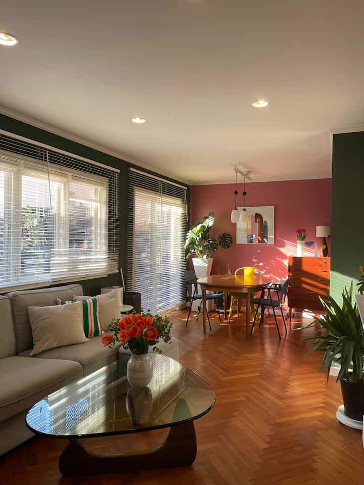 花がリビングにあると部屋を頑張ってキレイにしたくなる
#花 #花のある暮らし #イサムノグチ  #リビング
#色のある暮らし  #カラフル 
#カラフルインテリア

