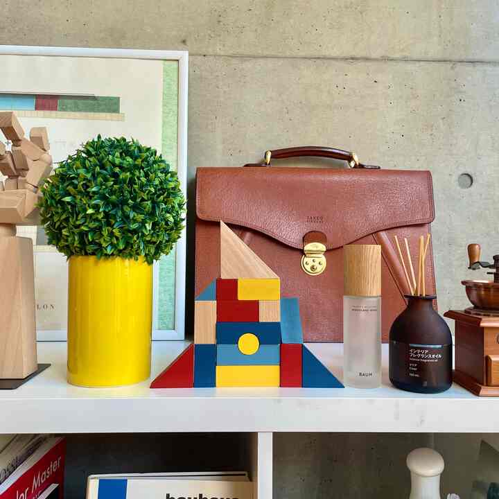 今のデザイン系のお仕事もあり、
子供の頃の何かを夢中になって作っていた記憶を忘れたくないという感覚があります。

だからこそ、棚にはカラフルな積み木を置いていて、一番大好きなものです。

#IKEA #standardproducts #baum 