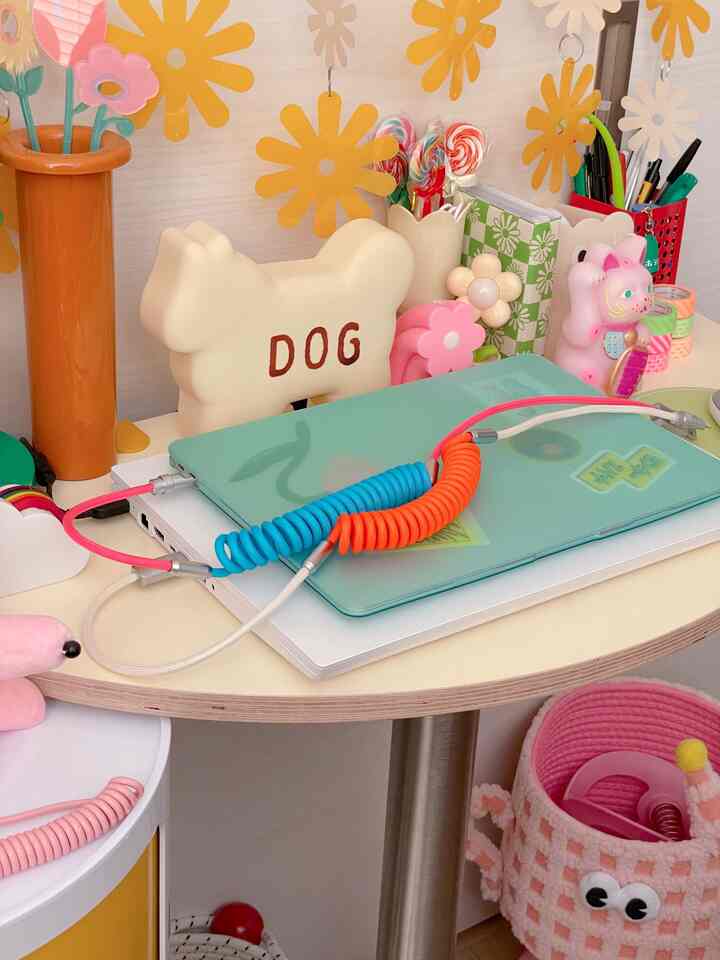 
ツートンカラーのコイルケーブルが
めっっっっちゃおしゃれ！

ケーブル、コレクションし過ぎて
じゅうぶん足りてるのに買っちゃったア


#カラフル #カラフルなインテリア #レトロ #レトロインテリア #ミッドセンチュリー #ミッドセンチュリーモダン #スペースエイジ 