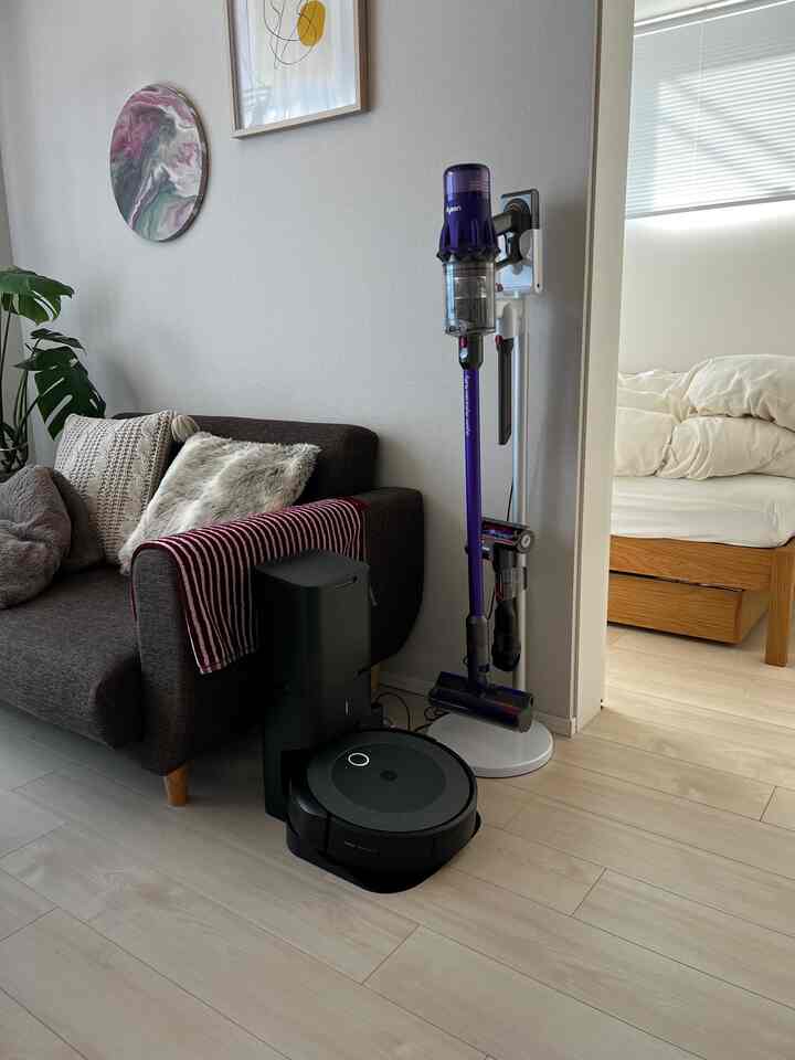 Invincible cleaning ✨

#Scandinavian #ナチュラルインテリア #韓国インテリア #北欧インテリア #ソファー #リビング #観葉植物 #掃除機 #ルンバ #ダイソン