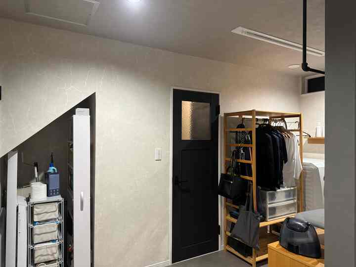 Ruang pekerjaan rumah tangga𓄃

Ruang bawah tangga di depan merupakan sudut ruang housekeeping.
Ruang ini adalah interior << kenyamanan

#Ruang pekerjaan rumah