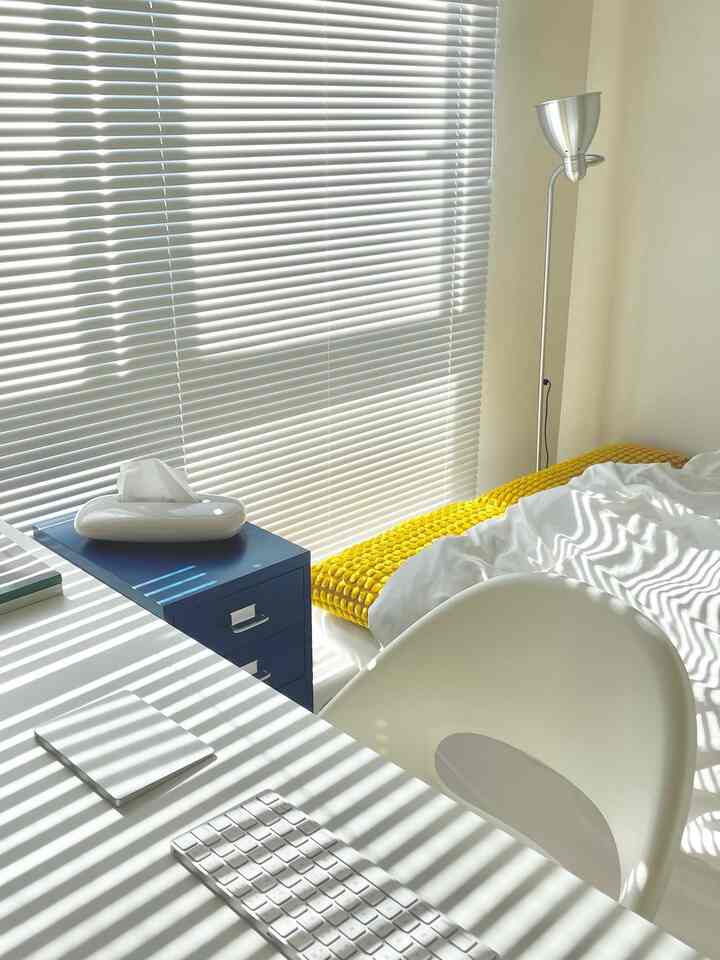 写ってるもの全部IKEAやん！！笑
安くて可愛いから辞められへんよね><
IKEA庶民の味方すぎる笑 

仕事机の後ろにベッドがあるという、、、
すぐごろんしちゃうよね笑

みんなはどんなレイアウト〜？？

#寝室 #ベッドルーム #ワークスペース #テレワーク #IKEA #IKEA家具 
