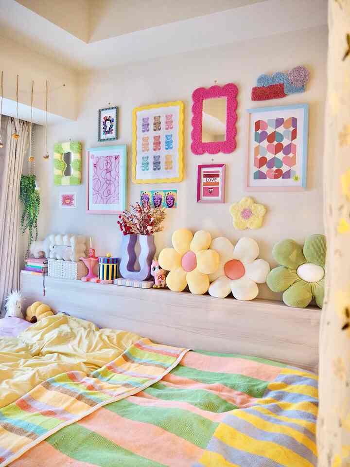 ベッドルームの壁を
ずっとやりたかった感じにできました！

違う色や形、素材のフレームたちを
ランダムだけどバランスよく飾りたくて、、💛

結構いい感じに出来上がった気がする！

#フレーム #カラフルポップ #カラフルなインテリア #カラフルインテリア #北欧インテリア #韓国インテリア #タフティング