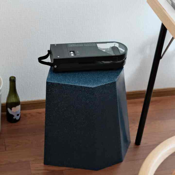 〜お気に入りのリビング〜
レコードプレーヤー台となっているスツール
大理石みたいな色みが好きなんです

#arnoldcircusstool
#soundburger
#北欧インテリア
#midcenturymodern