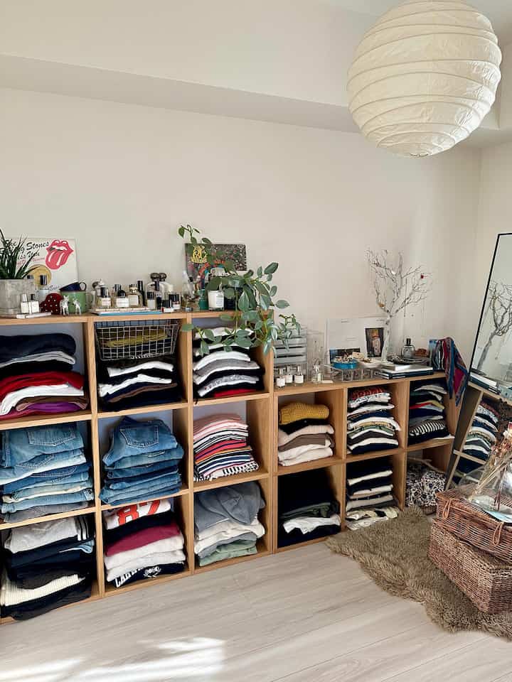 洋服は無印のスタッキングシェルフで見せる収納に🌿全部見えるから着てない服というのがだいぶ減った気がする👍

#スタッキングシェルフ #無印良品 #見せる収納 #クローゼット #洋服収納 #イサムノグチ #akariランプ #全身鏡 #ファーラグ 