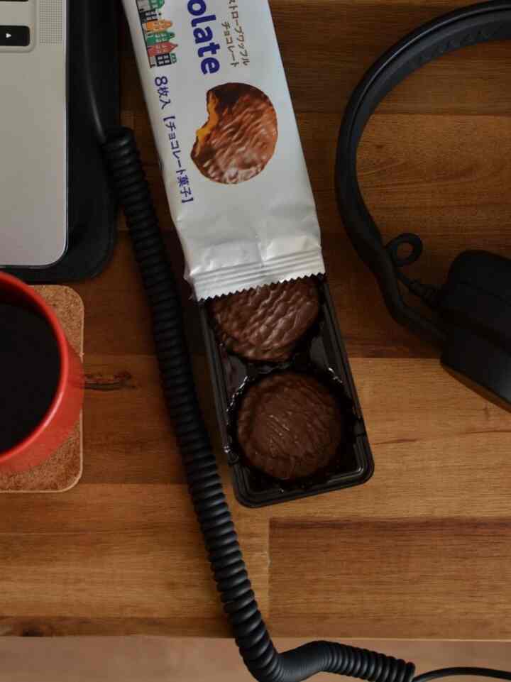 朝から気に入っていたグラスを割ってしまったショックの余り、業スーに売ってる海外の激甘菓子で驚愕のカロリーと糖分を
過剰摂取モーニング🍪🌅

#aiaiaiheadphones 
#ひとり暮らしインテリア
#saturdaymorning 
#コーヒーのある暮らし