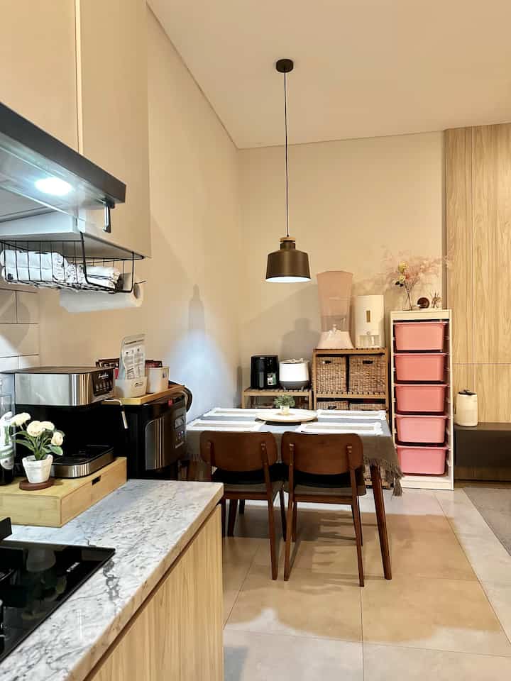 Merapikan ruangan menggunakan furniture lama. Sudut di dekat dining room ini belum tersentuh untuk didekor, namun salah satu cara yang aku pakai supaya tetap terlihat rapi yaitu dengan menambahkan box enceng gondok untuk menyimpan barang-barang kecil supaya lebih tertata rapi. Semua furniture disini masih menggunakan barang-barang lama sebelum rumah direnovasi, tapi masih difungsikan dan disusun supaya lebih tertata.
#DiningRoom
#DiningRoomInspo
#HomeStyling
#HomeDecoration
#RumahCluster
#72m2
#Depok
#HomeInspiration