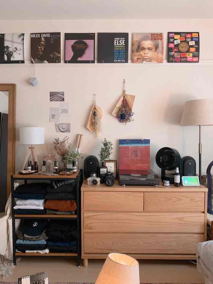 シェルフと、キャビネット周りになります⭐️
上段のディスプレイを楽しんでいます♪
ポイントは、間接照明になります💡
・
#1kインテリア #ナチュラルインテリア #賃貸インテリア #ひとり暮らし #間接照明 #間接照明のある暮らし #灯りのある暮らし #レコードのある生活 #レコードのある暮らし #cozyroom #myroom #丁寧な暮らし #好きなものに囲まれた暮らし #インテリア雑貨 #roomtour #ルームツアー #リセノと暮らす #かなでもののある暮らし 
 #壁面インテリア #interior #テーブルライト #フロアライト
 #グリーンのある暮らし #植物のある暮らし #ドライフラワーのある暮らし #ヴィンテージラグ #日常を切り取る #日常の風景 