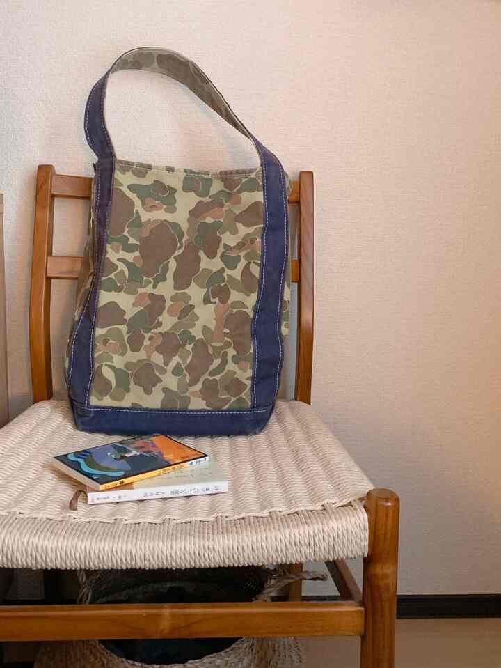 ベージュと木目調のダイニング、木製のダイニングチェアが配置された雰囲気のある空間