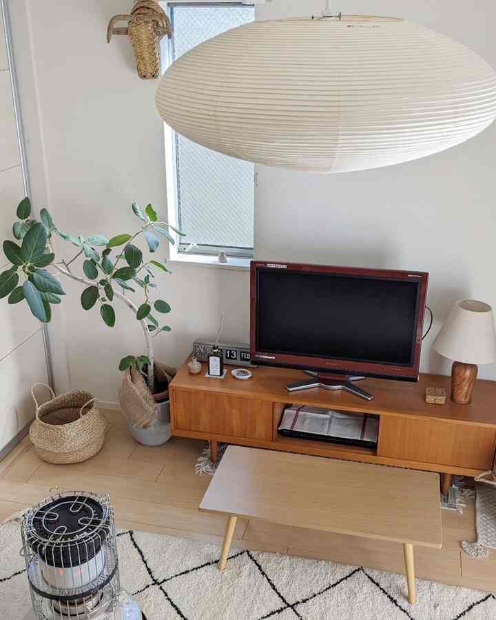 雰囲気に合わせたローテーブルに買い替えたい🤔

#観葉植物 #観葉植物のある暮らし #ベンガレンシス #トゥエンコ #アポテーケ  #チーク家具 #チーク #石油ストーブ #apoteke #twenco #toyotomi