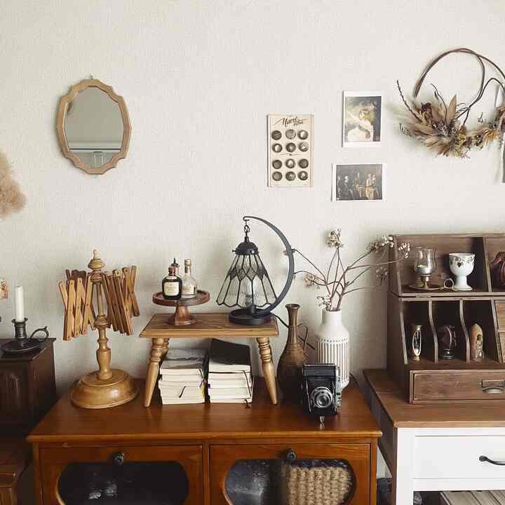 温かみのあるブラウンの木目調リビング、ヴィンテージ家具とレトロな装飾品が配置された雰囲気のあるインテリア