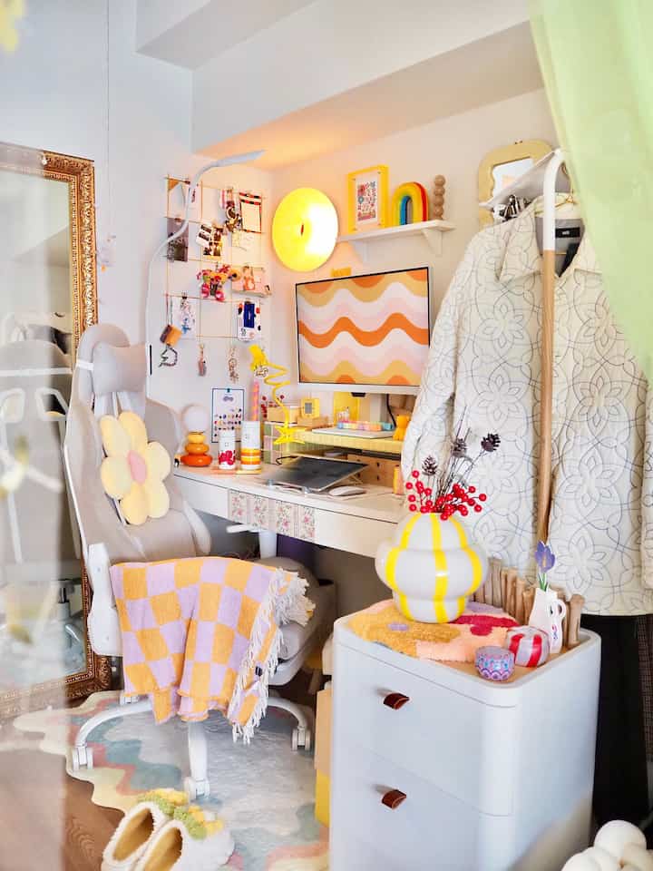 黄色とオレンジを基調としたホームオフィスのワークスペース、明るく居心地の良い雰囲気のデスクと椅子の配置