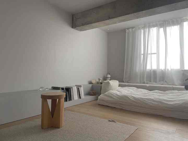 雨の日の静寂☂️
日光が差し込まない日は、少し落ち着いたグレーになる室内。
天気によっても表情を変えてくれるベンチや壁のペイントカラーです。

#スツール #クッチーノ #リビング
#コージー #三つ折りマットレス #照明
#santaandcole
#ポーターズペイント