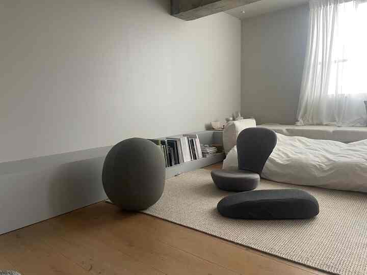 オブジェのような、私のライフスタイルサポートアイテムたち。
グレーで統一してインテリアにも馴染みます🪨

#&medical #バランスボール
#マッサージ機 #座椅子
#ライフスタイルサポート
#リビング #快適アイテム