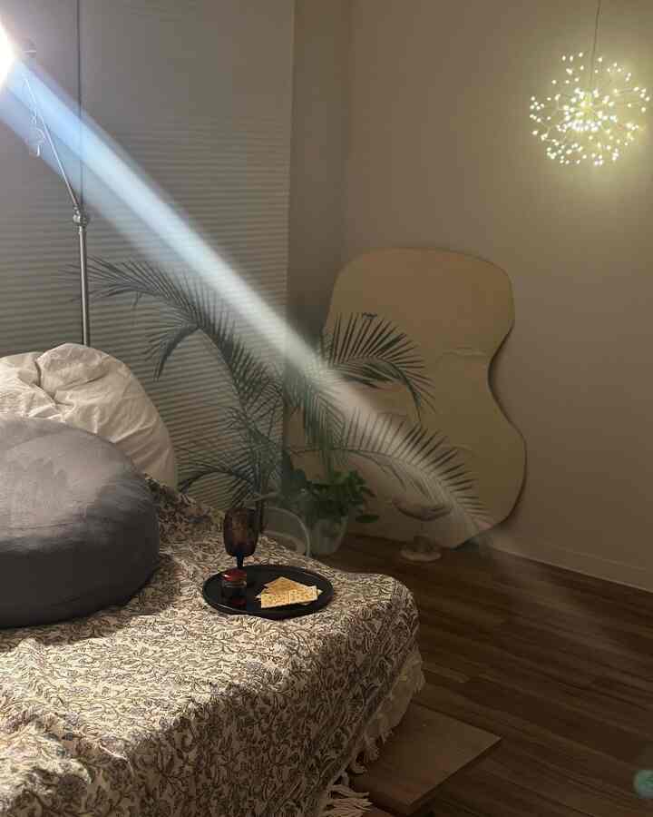 ゴロゴロしながら映画を見たいときは、
マルチカバーをベッドにかけてソファの代わり🛋️

#collex
#マルチカバー
