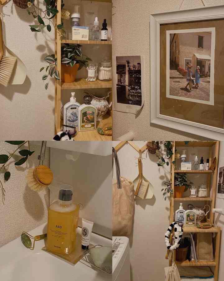 ベージュ色の壁と木目調の棚が配されたコンパクトな洗面所、化粧品と収納用品が整頓された雰囲気のあるインテリア