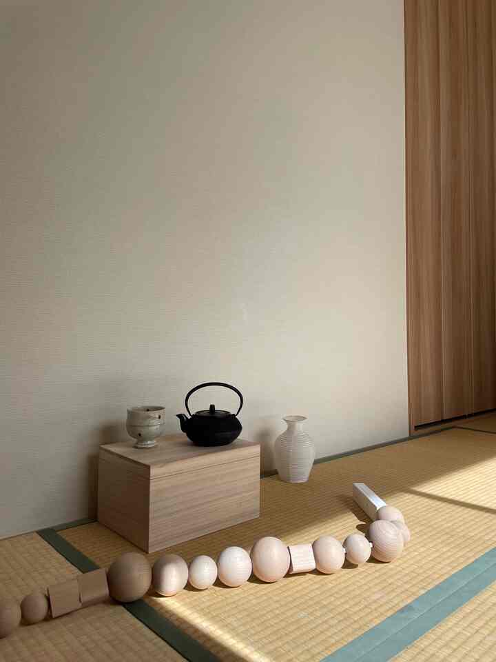 ベージュの畳床と木目調家具が配置されたシンプルで落ち着いた和風インテリア空間