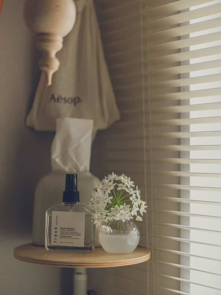 💠💠💠

ダイニングテーブルに飾っていたお花の茎が折れてしまったので、小さいフラワーベースへお引越し🤲🏻🌼

このお花は、アリウム・コワニー
正しい主張、円満な人柄、優しさ、無限の悲しみ
って花言葉があるんだって。


#ニトリ
#IKEA
#照明
#ファブリックミスト
#ドローアライン