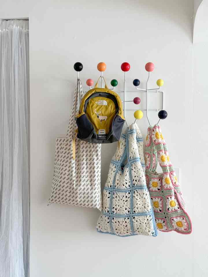 リビングと繋がっているキッズスペースの一角🌼
ハングイットオールが荷物だらけになりがちなので、大きめのバッグを編んで中に子供の上着や帽子を収納することにしました👒
可愛く隠せて大満足です💯
#ウォールフック #ハングイットオール #収納 #手作り 