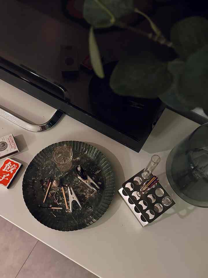 白いカウンターの上にシルバーの収納ツールと調理器具が置かれた印象的なキッチン空間