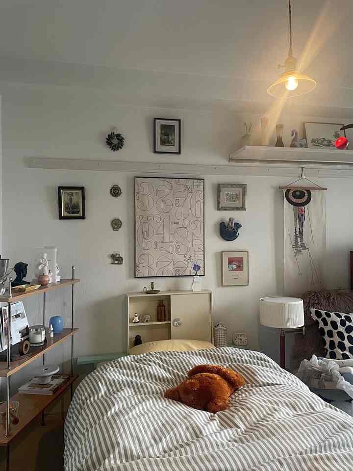 ナチュラルな色調の寝室、中央にベッドと犬のぬいぐるみが配置された温かみのある空間