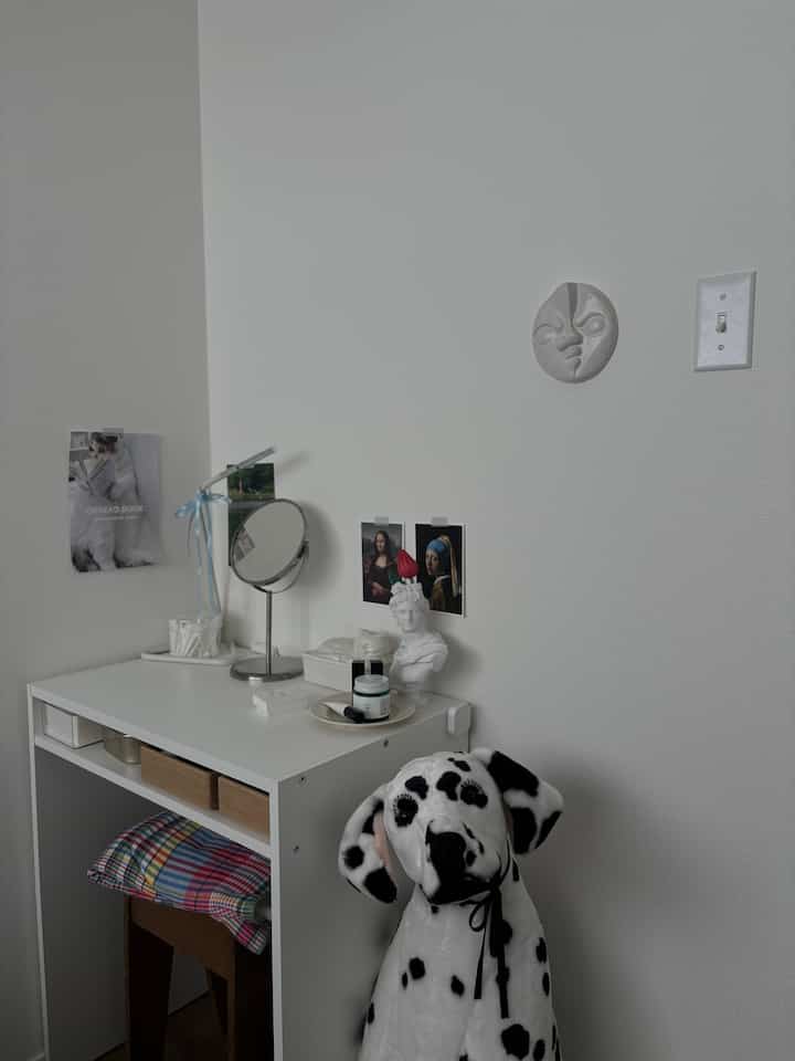 白を基調としたウォークインクローゼット、チェストと大きなダルメシアンのぬいぐるみが配置されたモダンで清潔感のある雰囲気のインテリア