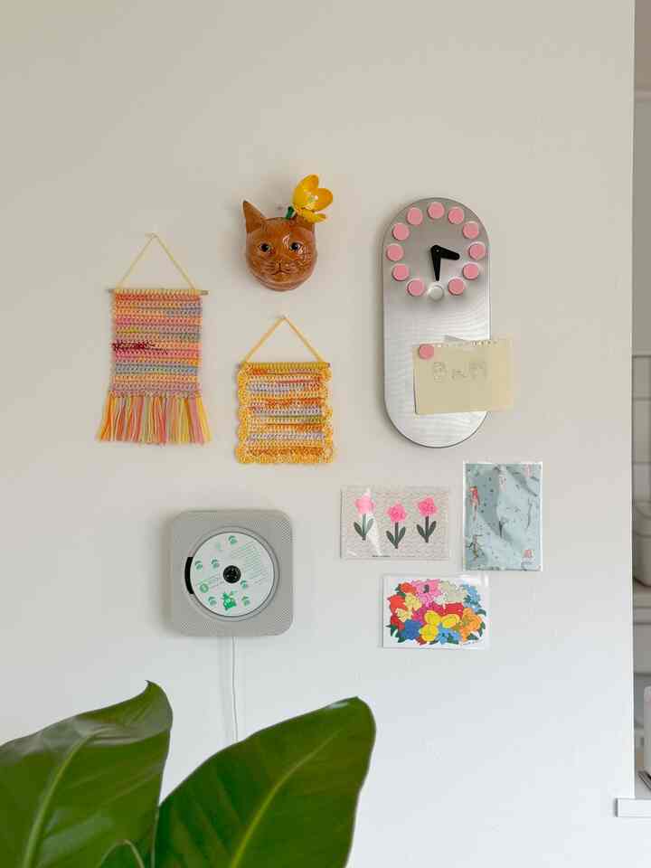 部屋の隅っこ⚪︎
手作りのミニタペストリーとオルネドフォイユで購入した猫のウォールベース🐈
横から見るとニョキっと生えててシュールかつ可愛い🤍レゴフラワー入れてみました😂

#猫インテリア #オルネドフォイユ #ウォールデコ 