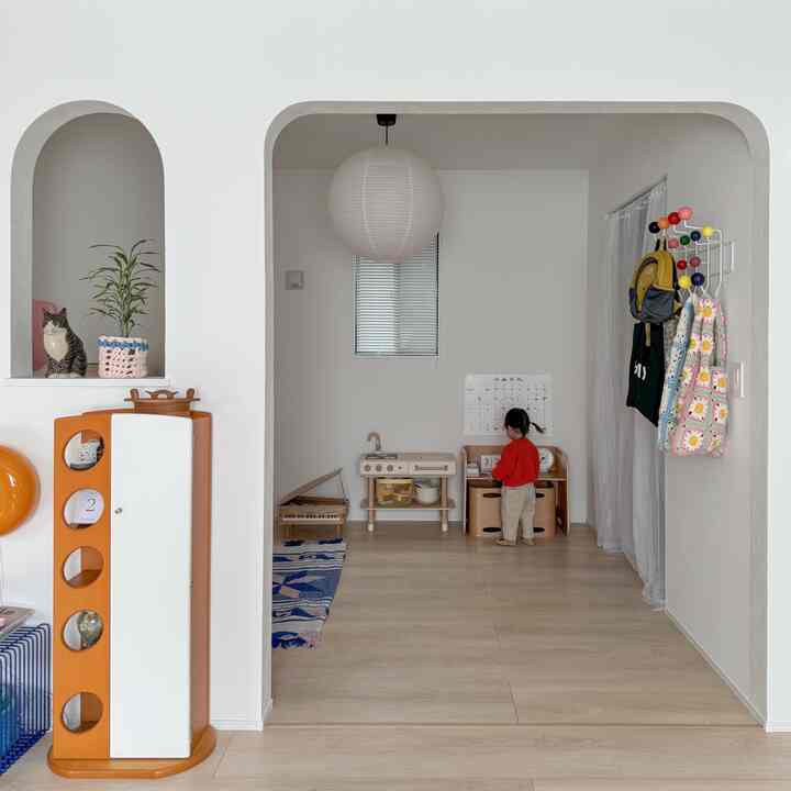 リビング横のキッズスペース🧸入って左手におもちゃ棚&本棚を置いてます⚪︎
室内窓には猫のフラワーベースを置いてます🐈ちょこんと座ってる感じがたまらない🫶

#猫インテリア  #カラフルインテリア #室内窓 #子供部屋 #キッズルーム 