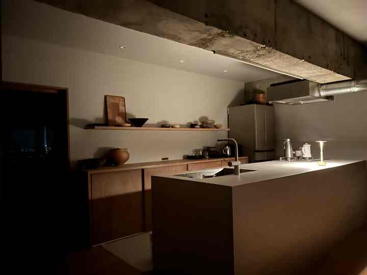 真夜中のkitchen◎
時間も変わると表情も帰るキッチン。
寝静まった後に過ごすカウンターでお1人時間を愉しむ。

#キッチン #kitchen 
#間接照明 #ポータブル照明
#turn 