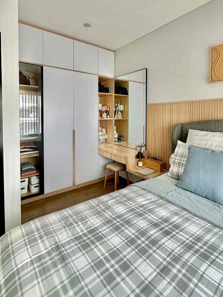 Hai, ini adalah suasana kamarku di siang hari. Ga perlu menyalakan lampu, cukup buka tirai gordyn. Sinar matahari banyak masuk ke dalam kamar membuat ruangan jadi terang dan nyaman. Ditambah dekorasi wall decor mempercantik ruangan, wall decor ini hasil DIY aku sendiri. Semua item dekoratif dikamar ini aku pilih sendiri sesuai dengan keinginanku. Kalau kamu suka kamar yang bagaimana nih???
#BedroomInspo
#BedroomInspiration
#BedroomStyling
#IdeKamarMinimalis
#DekorasiKamar
#KamarTidurEstetik
#HomeSytling
#RumahCluster
#72m2
#Depok