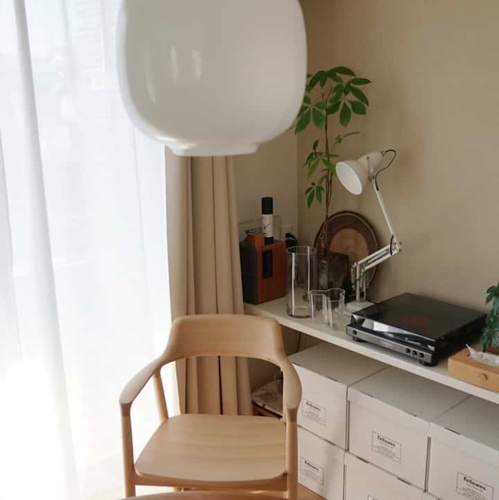 先日引越したので前の部屋の写真を蔵出し中です🥹

#照明 #テーブル #アアルトベース #アングルポイズ #ヒロシマ #ティッシュケース #エンダースキーマ #宮崎椅子製作所 #マルニ木工 #カイクリスチャンセン #北欧家具 #レコードのある暮らし #レコード #バンカーズボックス