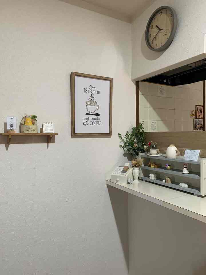我が家の無駄に広いカウンターを、可愛くカフェ風にディスプレイしてみました！この風景を見ながら朝食を食べるのが幸せです♡
3coinsのミニカー収納棚は、線が裏になるように組み立てて、一番下の棚板は線が隠せないので、上からグレーの紙を貼っています♪お気に入りの小物を並べてみました笑
レジにはクレジットカードやスマホ風の木の板も入っていてめちゃくちゃ可愛いです☻
我が家にはまだ子供がいないので完全自己満です笑

#カフェ #カフェインテリア #カフェデザイン 
#3COINS #ルームツアー #リビング 