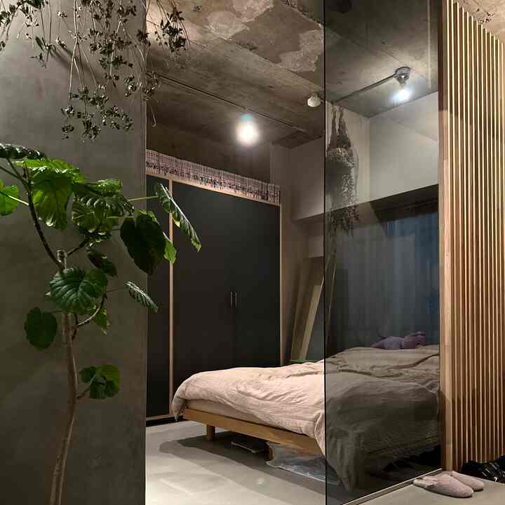 我が家のベッドルーム
玄関のすぐ隣にベッドルームがくるのですが、
意外と寒くなく安定して過ごせています🌷
ガラスのパーテーションがお気に入り。
愛読書はONE PIECE
全巻配置。

#onepiece
#bedroom
#glas
#louver