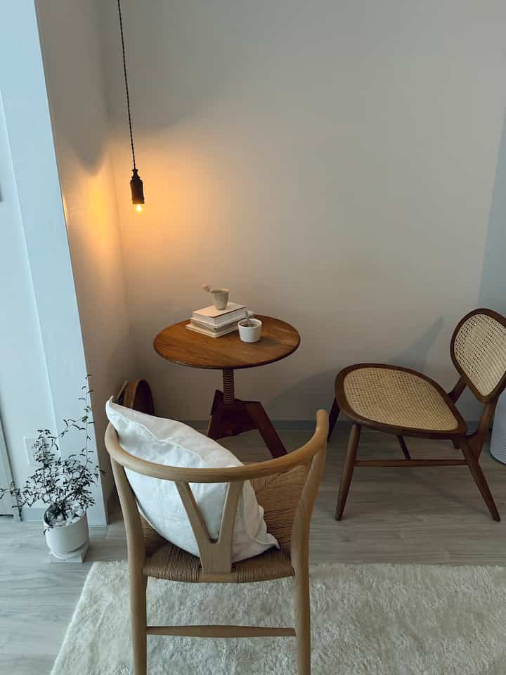 隅っこにコーナーを作って
本を読んだりお茶を飲んだり。

軽い家具は気分であれこれ動かせて便利です◎

#デザイナーズチェア
#模様替え
#おうちカフェ
