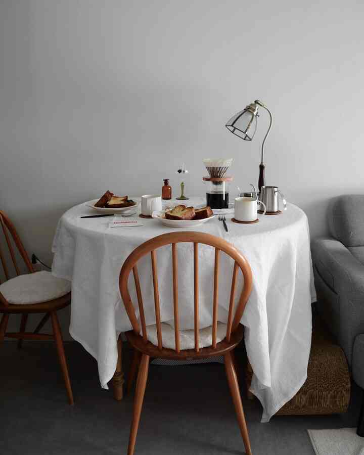 Breakfast table coordination.

#Table coordination #リネン #丸テーブル #アーコールチェア #アンティークインテリア #テーブルランプ #アンティーク #コーヒー #朝食