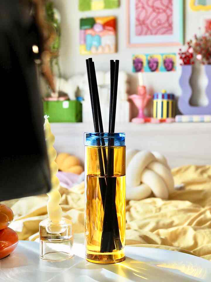 Paul Smithのディフューザー！
カラフルなパッケージにボトルのデザイン💛️🩵

#カラフルなインテリア #カラフルポップ #ディフューザー #ベッドルーム #韓国インテリア #北欧インテリア