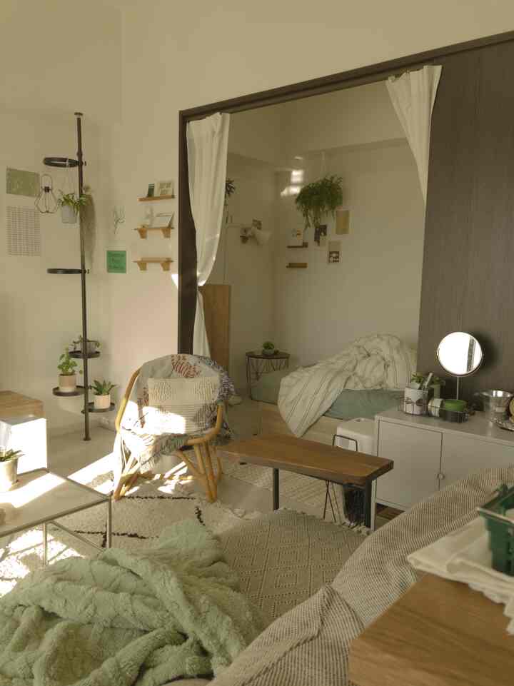 暖かいベージュと木目調の1LDKリビングと寝室、ナチュラルスタイルで落ち着いた雰囲気のインテリア